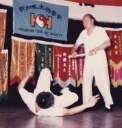 GM Huang using a neon-light tube to show song when throwing Nov 1987 in Singapore